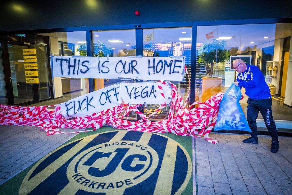 Roda-fans sluiten stadion af voor ongewenste De la Vega: 'Fuck off'