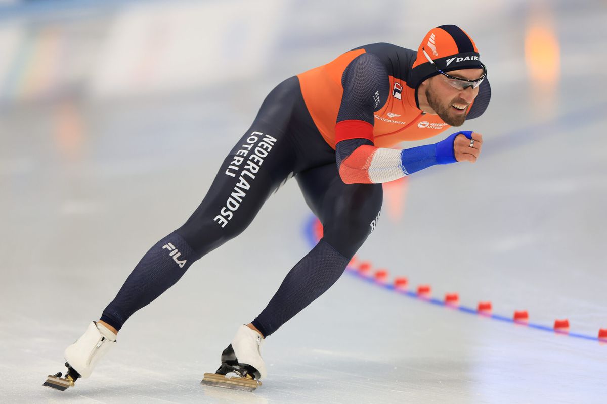 Kjeld Nuis pakt goud op de 1.000 meter heren World Cup schaatsen