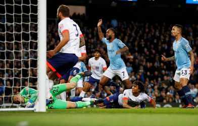 Koploper City wint weer, Van Aanholt verslaat Burnley (video's)