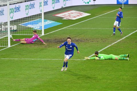 Schalke wint 1e Bundesliga-potje sinds 359 (!!!!) dagen dankzij 19-jarige Hoppe