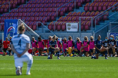 Amerikaanse voetbalsters onthullen seksueel misbruik coach: 'Onaanvaardbaar!'