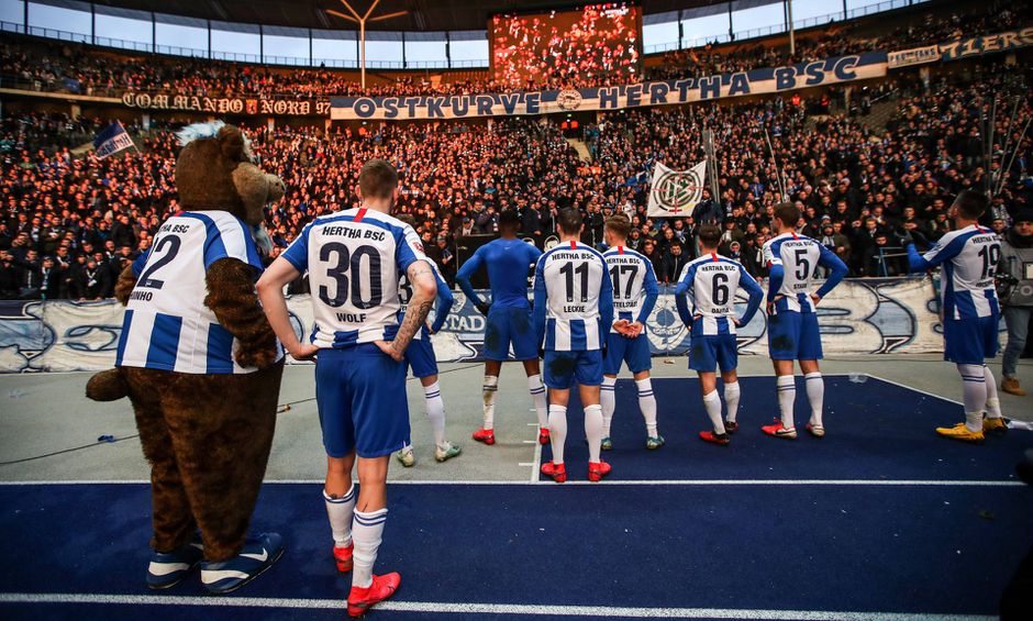 Waarom trainen voetbalclubs in Duitsland wel gewoon?