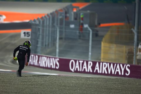 Lewis Hamilton nog niet van FIA af: autosportfederatie heropent onderzoek naar overstekende Brit