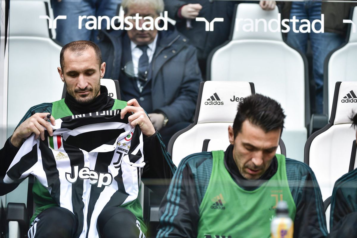 Juventus-iconen Chiellini en Buffon blijven de club nog een jaar langer trouw