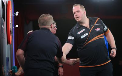 Live WK darts | Dirk van Duijvenbode ondanks 'geen last van blessure' toch uitgeschakeld op WK