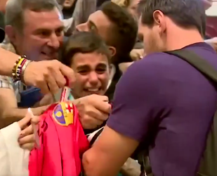 PRACHTIG! Jonge fan in tranen na ontmoeting met idool Messi