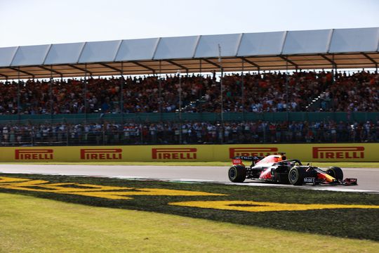🎥 | Max Verstappen wint historische sprintrace op Silverstone en start zondag vanaf pole