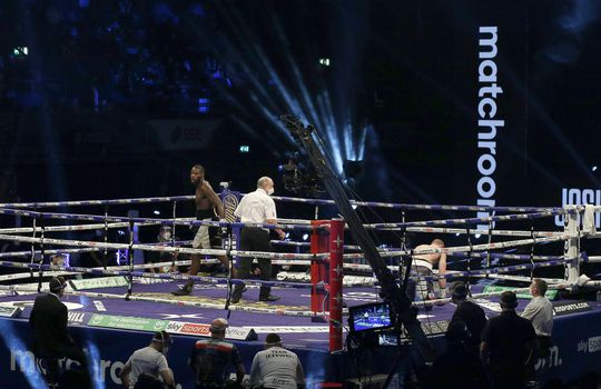 🎥 | Van McDonald's naar wereldtitel: Bokser Lawrence Okolie beukt Pool genadeloos KO