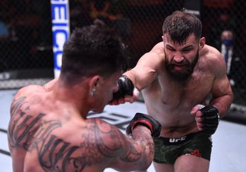 🎥 | UFC-vechter na gestoorde wedstrijd: 'Miley Cyrus, wil je mijn valentijn zijn?'