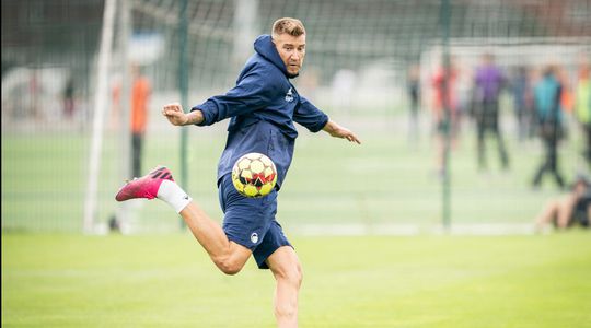 HAHA! De eerste trainingsbeelden zijn binnen: 'Lord Bendtner' kan er he-le-maal niks van (video)