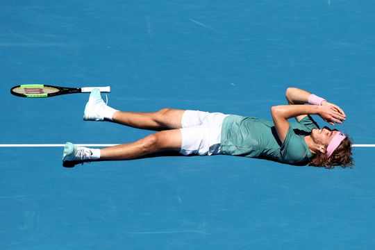Sensatie Tsitsipas (20) mept zich naar halve finale Australian Open
