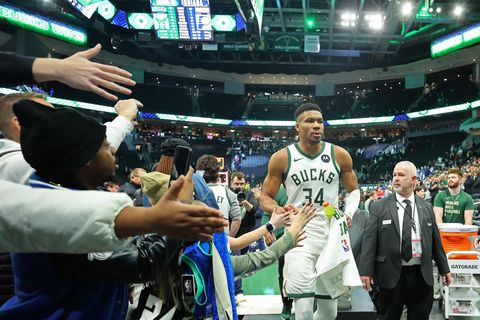 Weergaloze Giannis Antetokounmpo leidt Milwaukee Bucks met persoonlijk record naar zege