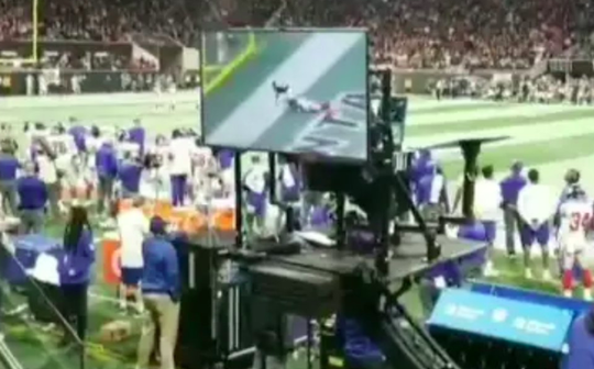 Supporters betalen flink wat geld voor enorm klote uitzicht bij NFL-potje (video)