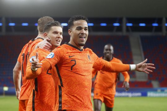 🎥 | Keeper van Jong Duitsland geeft Jong Oranje een cadeautje: Kluivert scoort