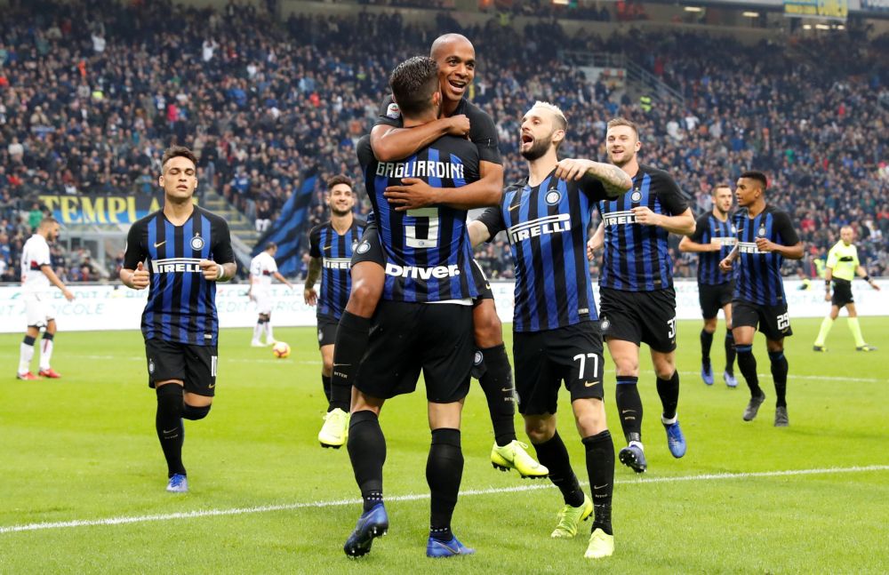 Inter dendert met vijfklapper over Genoa heen en wint voor 7e keer op rij