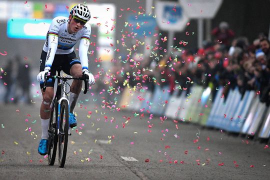 Eindbaas Van der Poel botst op steward, maar pakt alsnog 20e zege