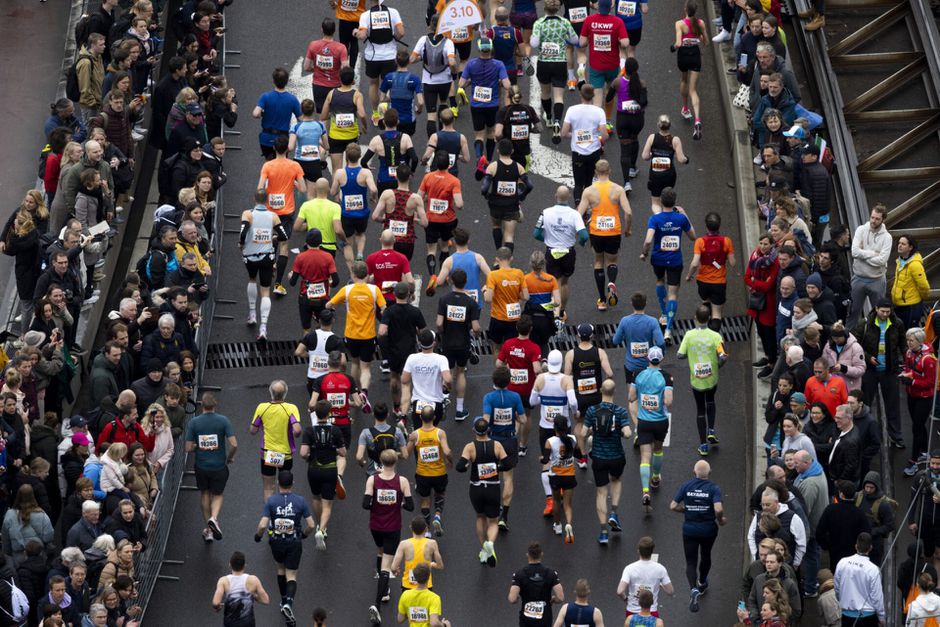 Automobilist schept twee hardlopers bij halve marathon in Linschoten