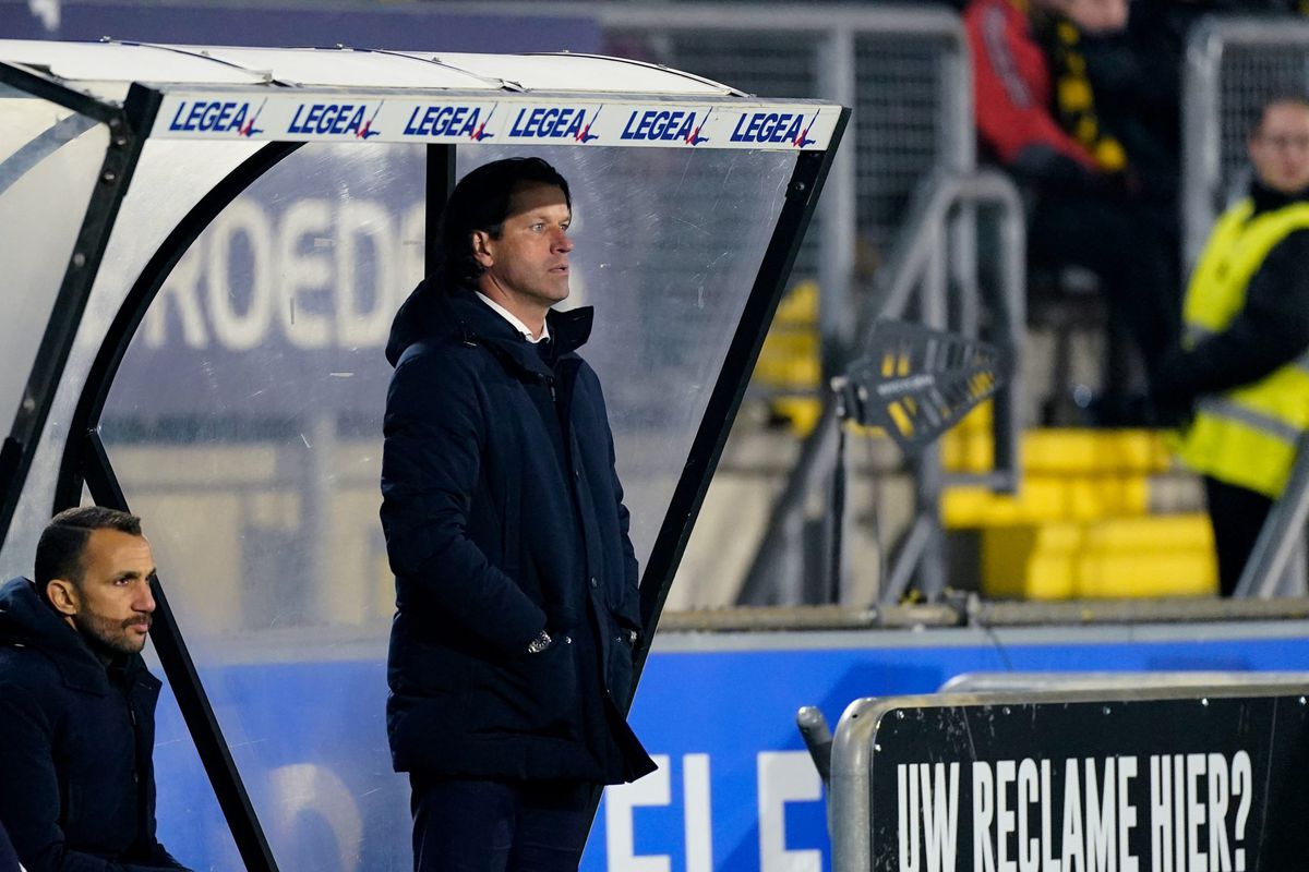 PSV-coach Ernest Faber woest na uitschakeling in beker: 'Schandalig, mis eer en trots'