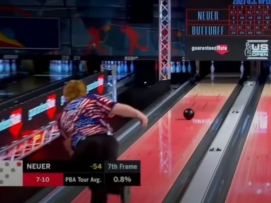 🎥 | 18-jarige bowler flikt het onmogelijke: 'Mijn God!!'