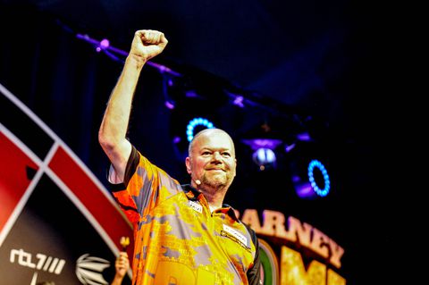 Raymond van Barneveld probeert op Q-School weer darter te worden: 'Dat stoppen is me aangepraat door m'n manager'