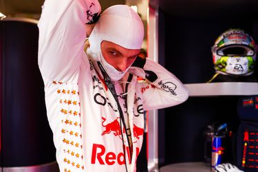 🎥​ | Max Verstappen irriteert zich aan Hamilton: 'Hij bleef maar in het midden rijden'
