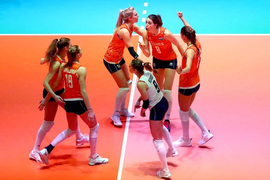 Volleybalsters hebben het zwaar tegen Roemenië, maar winnen weer op het EK