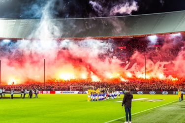 🎥 | WOW! Check hier de onwijs dikke pyro van de Feyenoord-fans 🔥 🎇