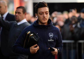 Emery laat Özil wéér buiten wedstrijdselectie Arsenal