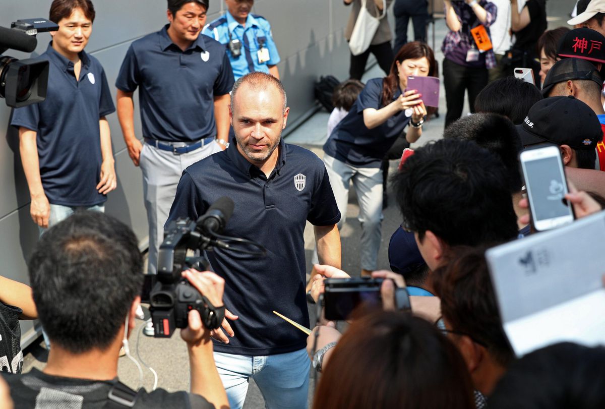 Iniesta na 16 jaar Barcelona aangekomen in Japan: 'Ik zal in topconditie zijn'