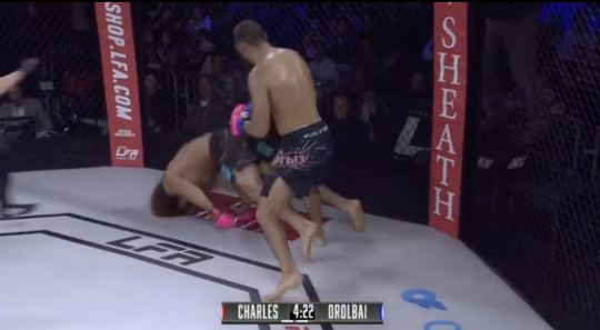 🎥 | Faceplant! Hayward Charles duikt head first naar het canvas na uppercut KO van Myktybek Orolbai