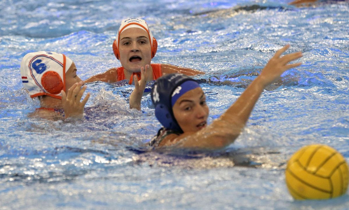 Oranje-waterpolosters als groepswinnaar door op EK