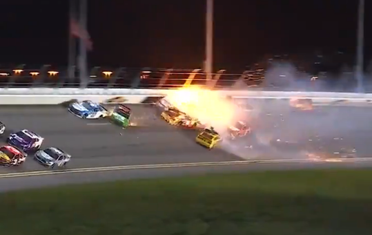 🎥🔥 | NASCAR-wagen in vuur en vlam na zware crash