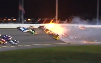 🎥🔥 | NASCAR-wagen in vuur en vlam na zware crash