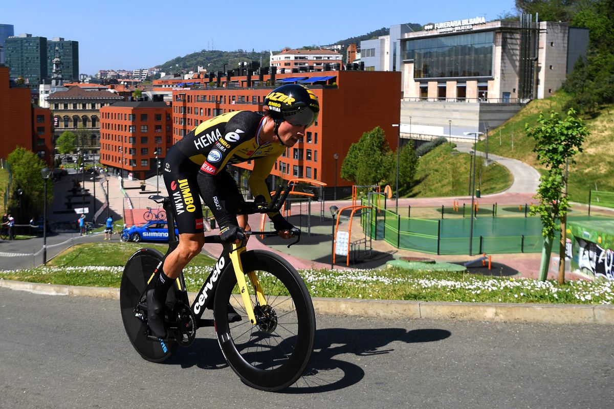 Team Jumbo-Visma domineert openingstijdrit Ronde van Baskenland, Roglic wint