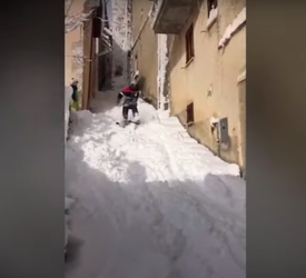 🎥⛷ | Italiaans dorp volledig ondergesneeuwd, skiërs vermaken zich prima