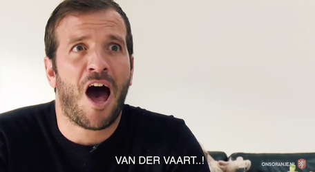 HAHA! Geniale Van Gaal-imitatie door Van der Vaart (video)