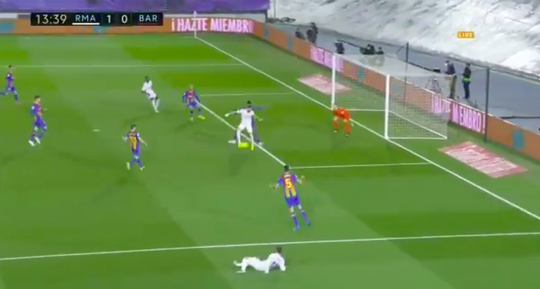 😍🎥 | Karim Benzema opent El Clásico met fantastische HAKBAL, problemen voor Barça