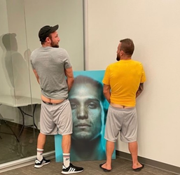 📸 | UFC'er Volkanovski neemt rivaal in de 'zeik' met plasfoto: 'Geintje!'