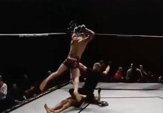 MMA-vechter legt bizarre diskwalificatie uit na heuse KO-duik: 'Zag de scheids te laat' (video)