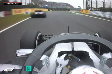 Hamilton crasht bijna keihard op slome Gasly (video)
