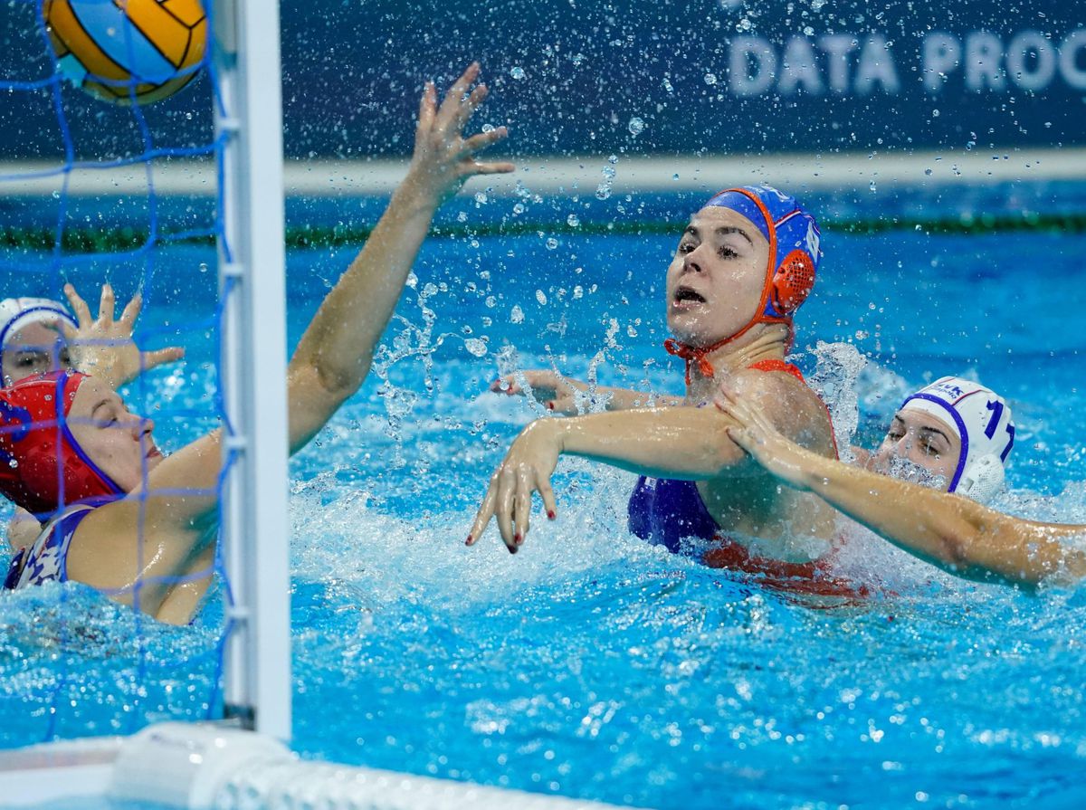 Waterpolosters verzuipen Slowakije en dobberen rustig door naar halve finale EK