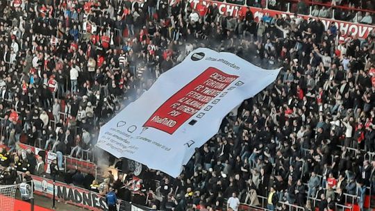 Spandoek PSV-fans over hekkensluiter Ajax zorgt voor ophef: verwijzing naar Abdelhak Nouri?