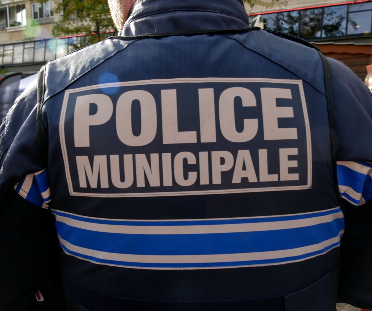 Politie pakt Ajax-fans op: in cel met drugsdealer, man in Marseille-shirt en ratten