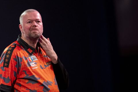 Raymond van Barneveld stapte uit toernooi na verdenking van matchfixing: 'Geen zin in'
