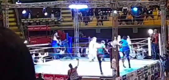 🎥 | Boksstrijd eindigt in vechtpartij: bokser mishandelt opponent