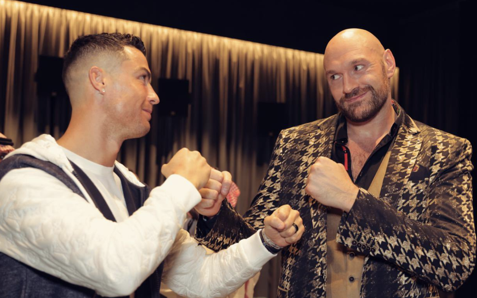 Ronaldo is Francis Ngannou alweer vergeten: Lekker bij Tyson Fury op de bank