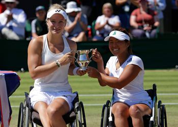 Rolstoeltennis: Diede de Groot wint na de enkelfinale ook de dubbelfinale op Wimbledon