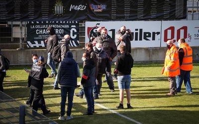 Boze supporters Charleroi dringen stadion binnen en bezetten het veld