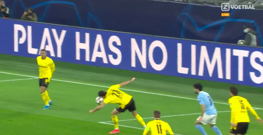 🎥 | Emre Can kopt op eigen arm: Mahrez benut penalty voor City