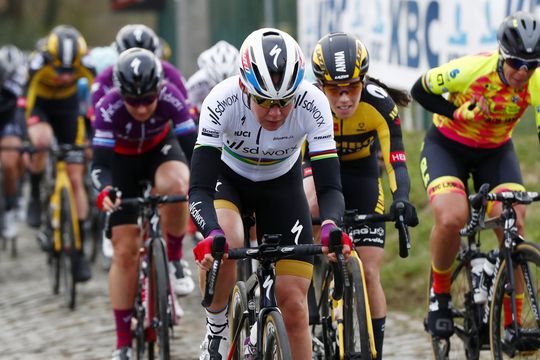 🎥 | Anna van der Breggen vliegt in regenboogtrui naar overwinning in Omloop